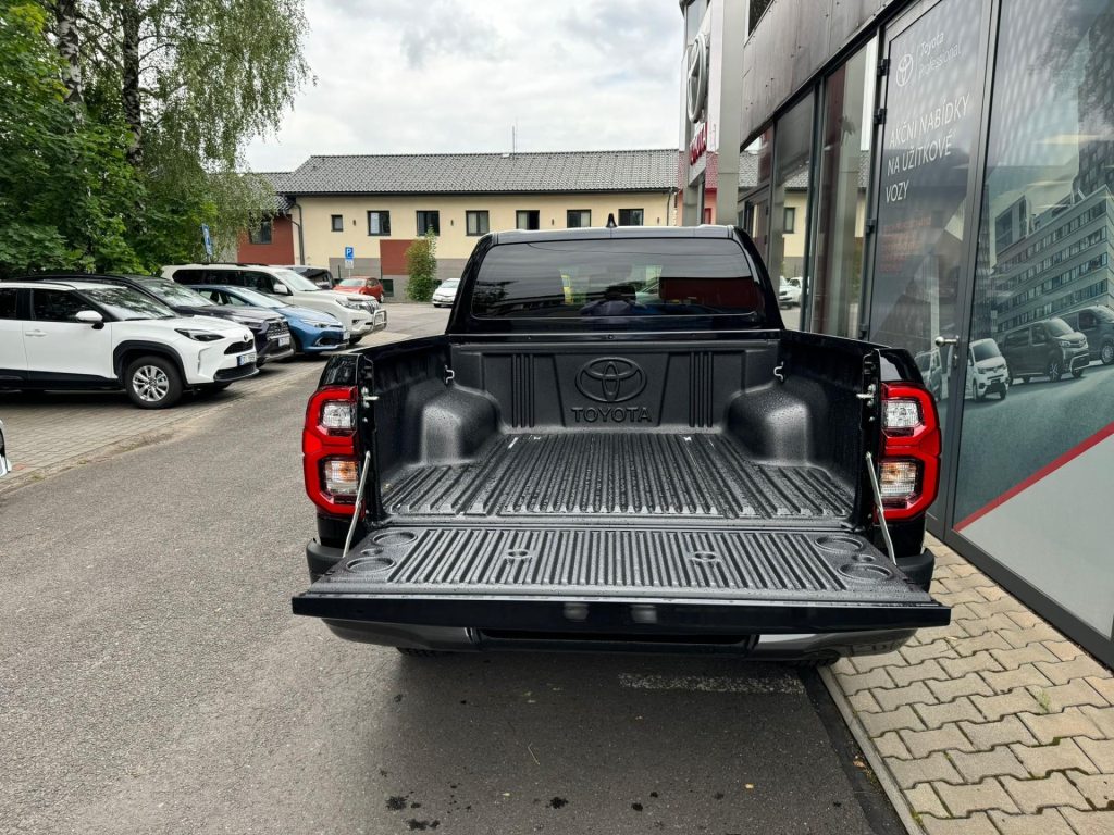 Toyota Hilux  2,8 6AT GR SPORT