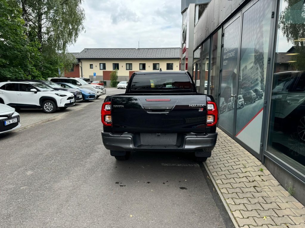 Toyota Hilux  2,8 6AT GR SPORT