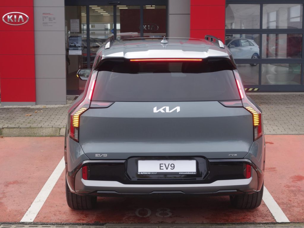 KIA EV9  MV 7P Synchronní AC elektromotor 4x4 GT-LINE L.E. 283 KW + 99,8 KWH