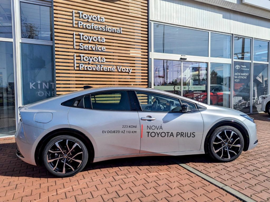 Toyota Prius  2,0 PLUG-IN  HYBRID PRESTIGE + SKYVIEW