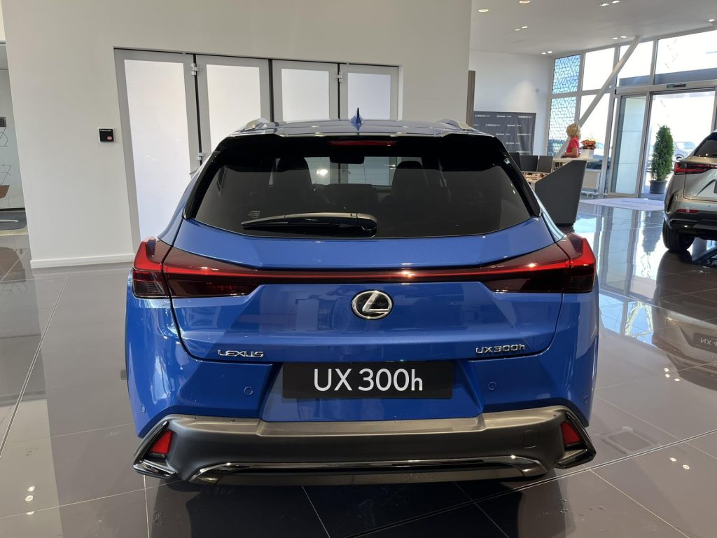 Lexus UX 300h  2,0l