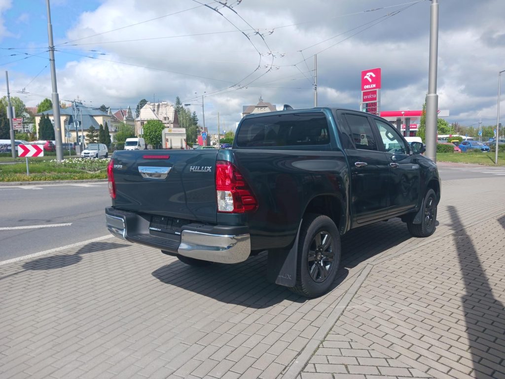 Toyota Hilux  2,4 6AT 4×4 Active