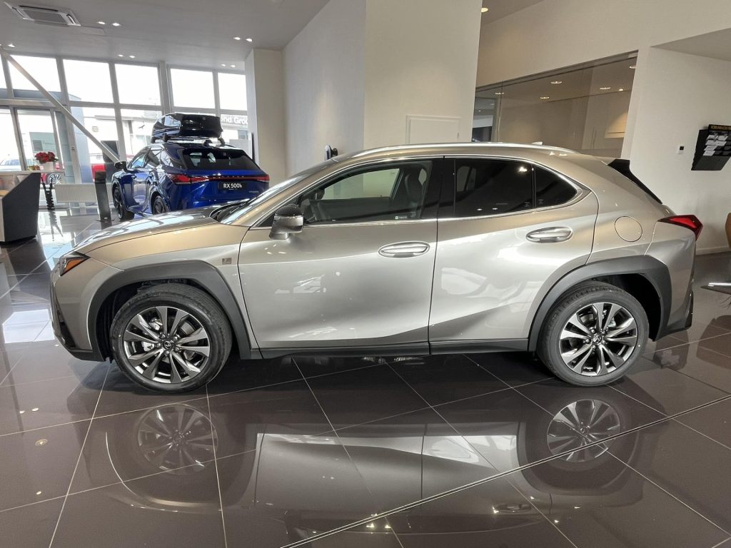 Lexus UX 300h  2,0l