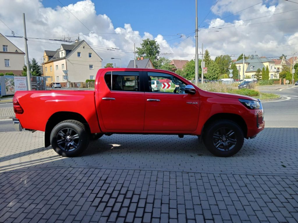 Toyota Hilux  2.8 D-4D  204k 6MT Active