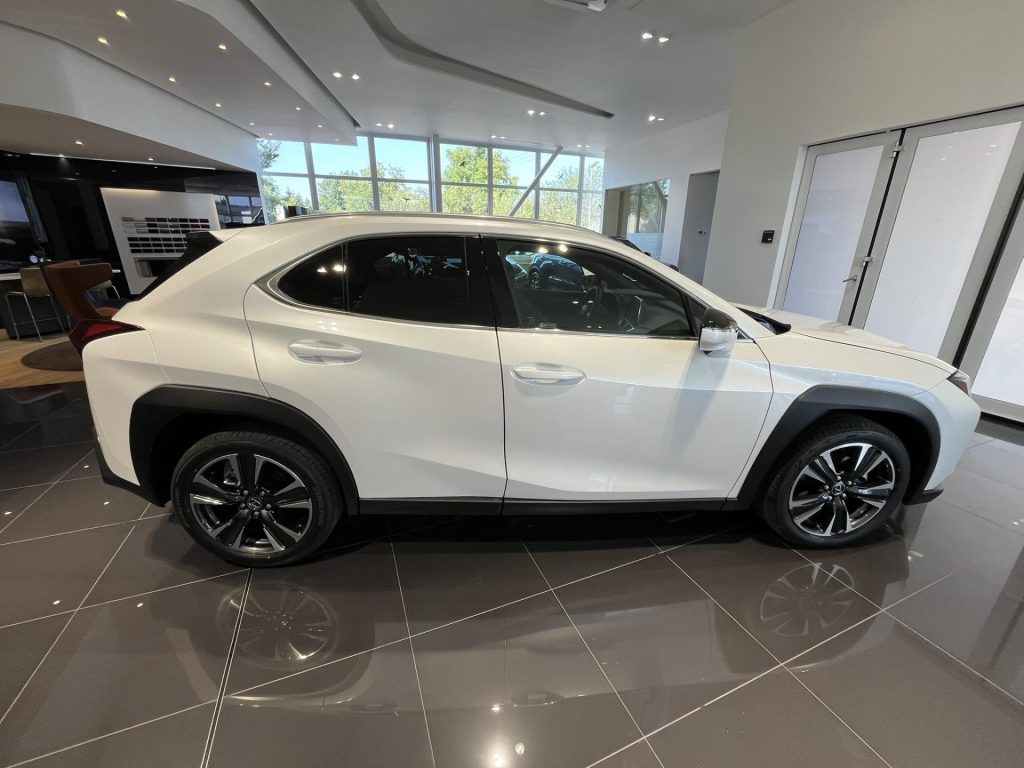 Lexus UX 300h  2,0l