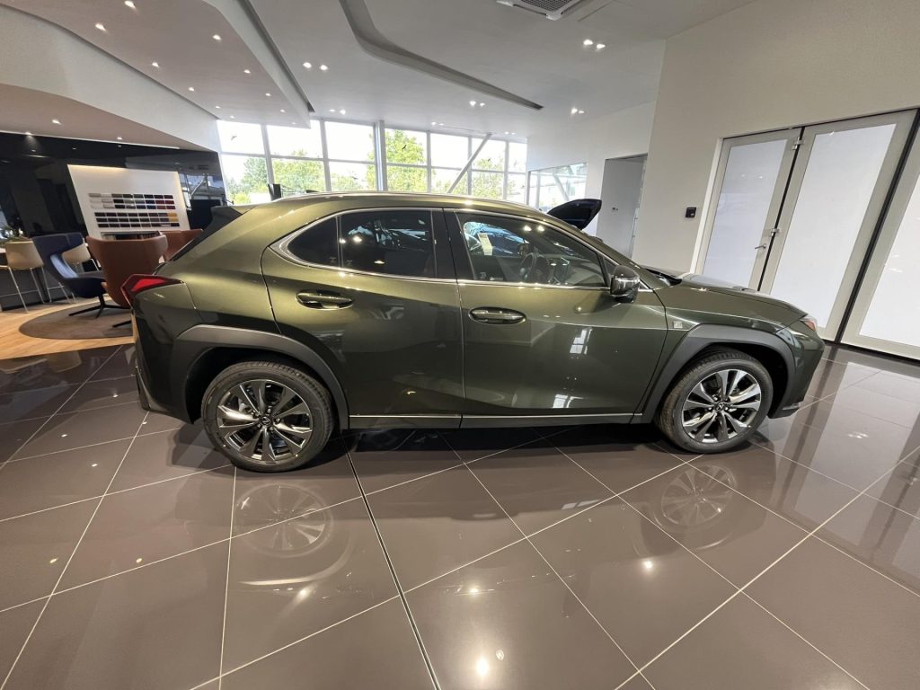 Lexus UX 300h  2,0l