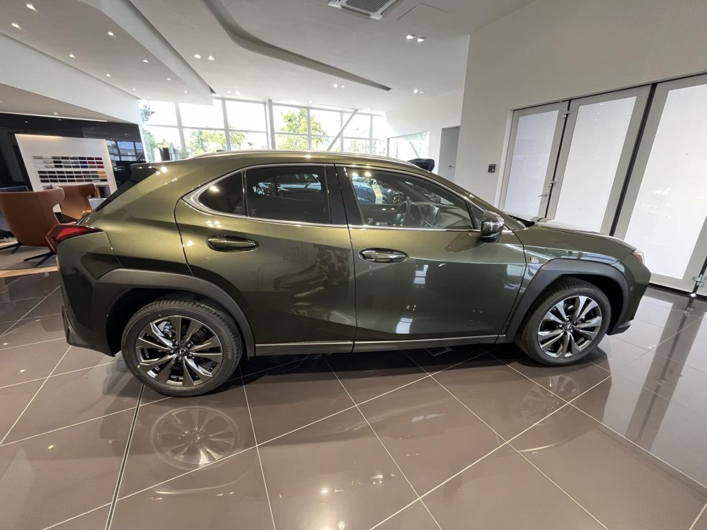 Lexus UX 300h  2,0l