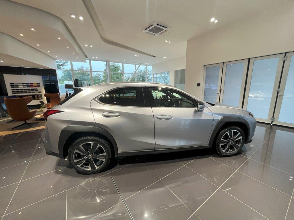 Lexus UX 300h  2,0l