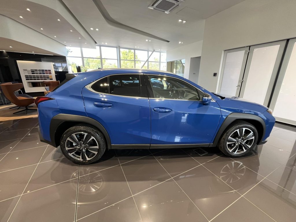 Lexus UX 300h  2,0l