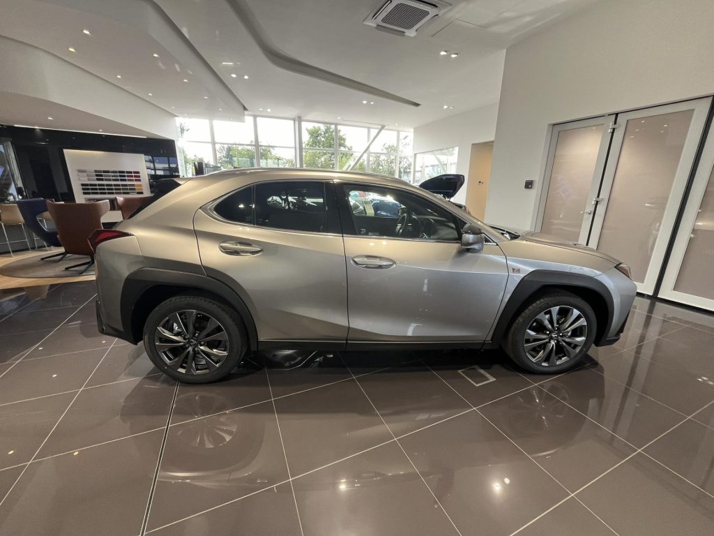 Lexus UX 300h  2,0l