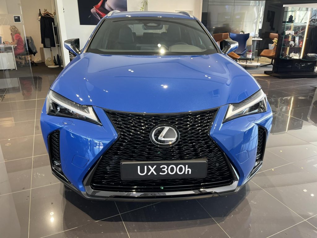 Lexus UX 300h  2,0l