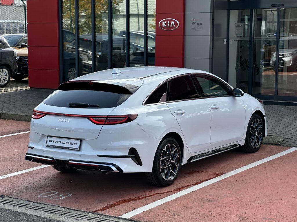 KIA ProCeed  1,5 T-GDi GPF 7DCT GT LINE PLUS (2025)