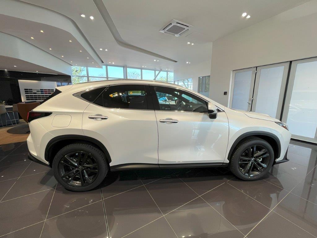 Lexus NX 450h+  2,5l