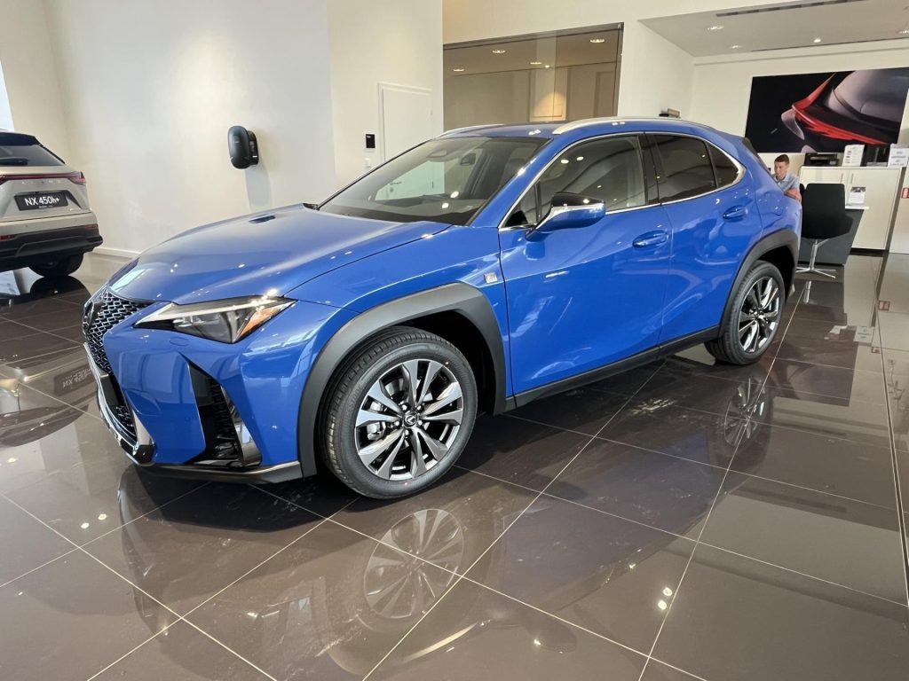 Lexus UX 300h  2,0l