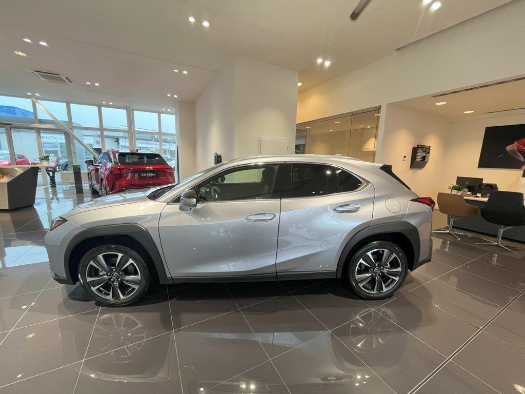 Lexus UX 300h  2,0l