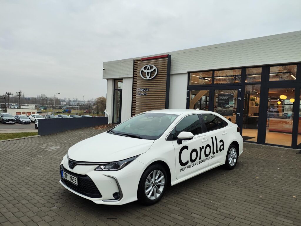 Toyota Corolla  1.8 HEV Comfort Tech + zimní pneu